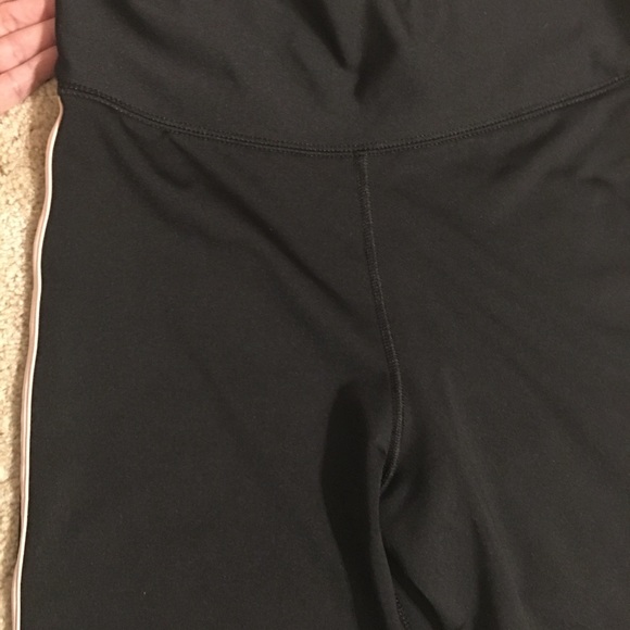 EUC Mossimo Athletic Yoga crop Pants leggings M - Picture 2 of 4